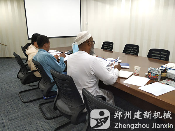 埃塞俄比亞客戶到鄭州建新機械參觀訪問